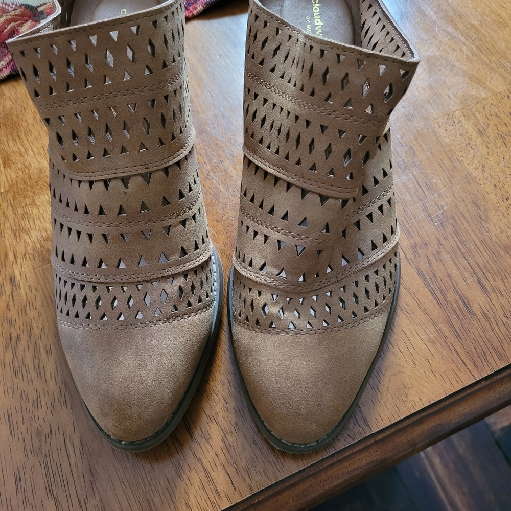 Avenue Size 10 Tan heeled mules